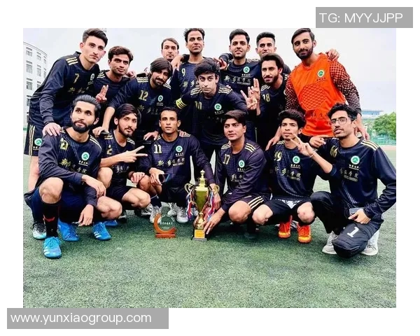 以坚韧无畏的精神征战绿茵场 新一代国足球星展现硬汉风采